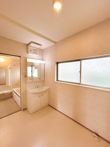 宇高町５丁目　中古住宅の独立洗面台