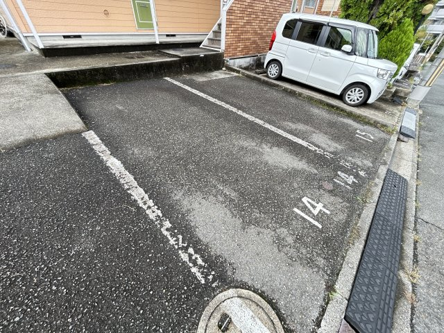 グランディーナ左京Ⅲの駐車場