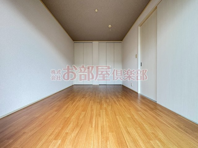 ハピネスさくらの洋室|明るい洋室です