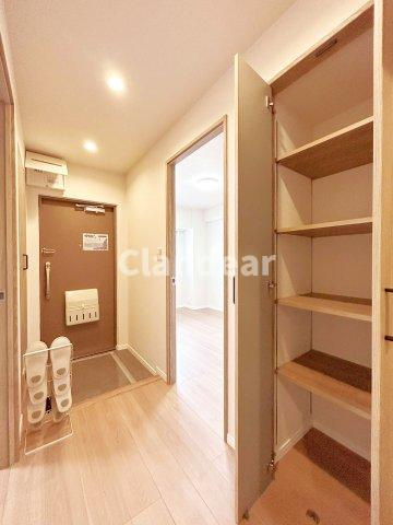 ボナハイツ中川 3号棟の収納|ドキドキの新生活も、安心してスタート。ぴったりの住まいを見つけませんか？クランディアが一緒に住まい選びをサポートします‼　まずは、お気軽にお問合せください　＃クランディア