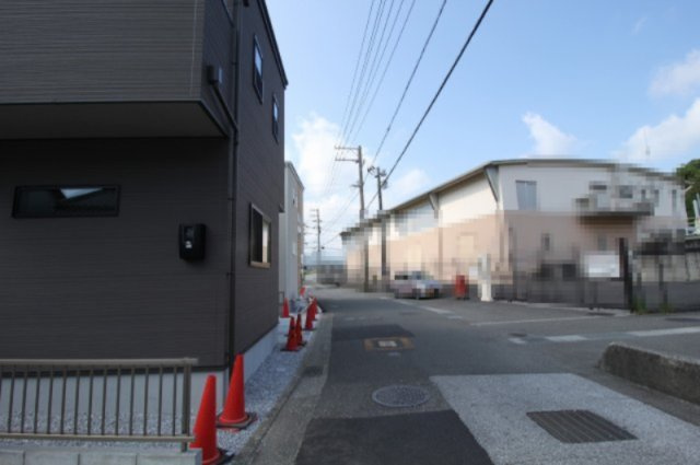 大津甲　　新築戸建　2号地　（全2区画）の前面道路含む現地写真|2号棟　3ＬＤＫ　建物面積　98.95㎡　（約29.93坪）　土地面積　100.90㎡（約30.52坪）