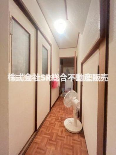 若江西新町４丁目中古戸建の内装|１階脱衣場に繋がる廊下です。