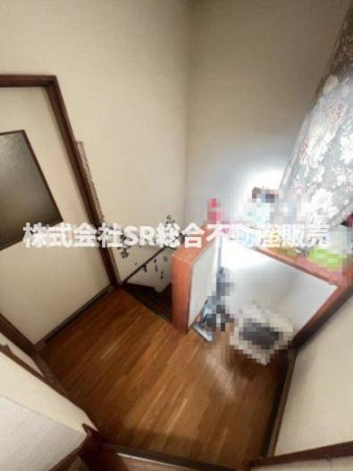 若江西新町４丁目中古戸建の内装|２階廊下です。
弊社は再生住宅はもちろん、中古戸建のご紹介、その後のリフォームのご提案、
賃貸物件のご紹介、すべてご対応可能です。
お客様にあったプランをご提案致します。
まずはお問合せ下さいませ。