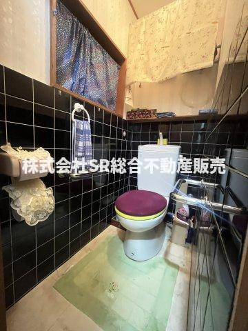 若江西新町４丁目中古戸建のトイレ|１階脱衣場奥のトイレです。