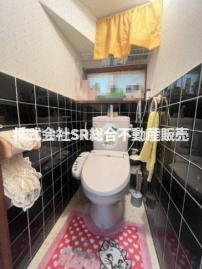 若江西新町４丁目中古戸建のトイレ|２階トイレです。
温水洗浄便座付き