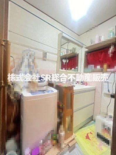 若江西新町４丁目中古戸建の脱衣所|１階脱衣場です。
室内洗濯置き場+独立洗面台