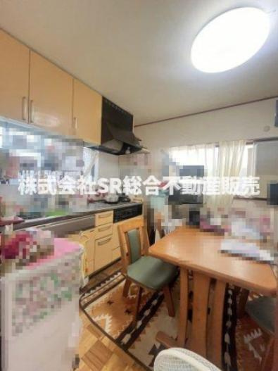 若江西新町４丁目中古戸建の居間・リビング|２階の居間です。
ダイニングとしてご使用頂けるスペースがございます。