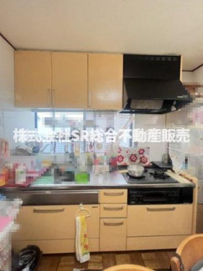 若江西新町４丁目中古戸建のキッチン|３口ガスコンロシステムキッチン
残置物は全て売主様撤去予定です