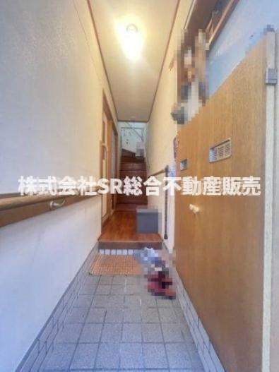 若江西新町４丁目中古戸建の玄関|SB収納もある玄関です