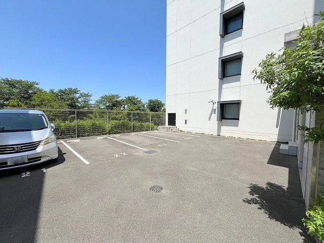 バンクの駐車場