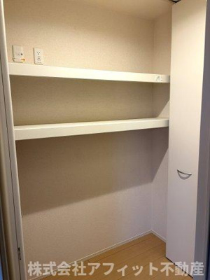 【その他】 | ローゼンシュタット B棟 | 廊下の収納