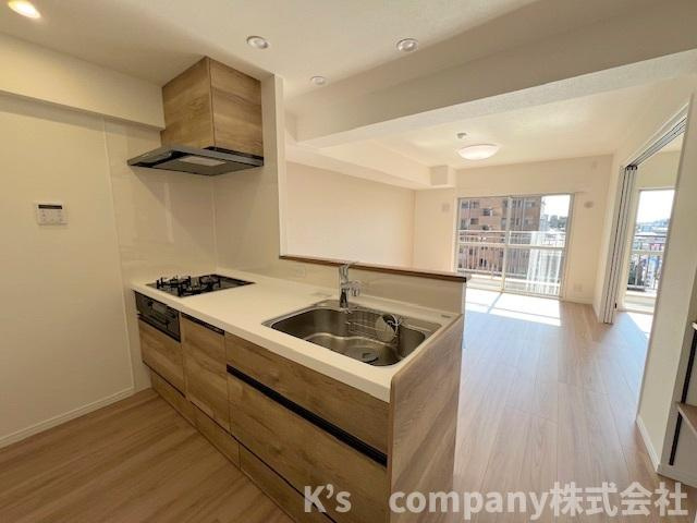 ●茅ヶ崎市本村5丁目　茅ヶ崎グランドハイツC棟　のキッチン|暖かみのある色合いのシステムキッチン☆
