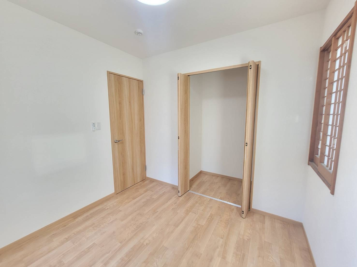 下野市石橋B 中古戸建の収納|【リフォーム済・1階4.5帖洋室】
使いやすいクローゼット付きですので、洋服や小物をすっきり収納できてお部屋を広く使えます。毎日の身支度も快適です。
※2026年1月撮影