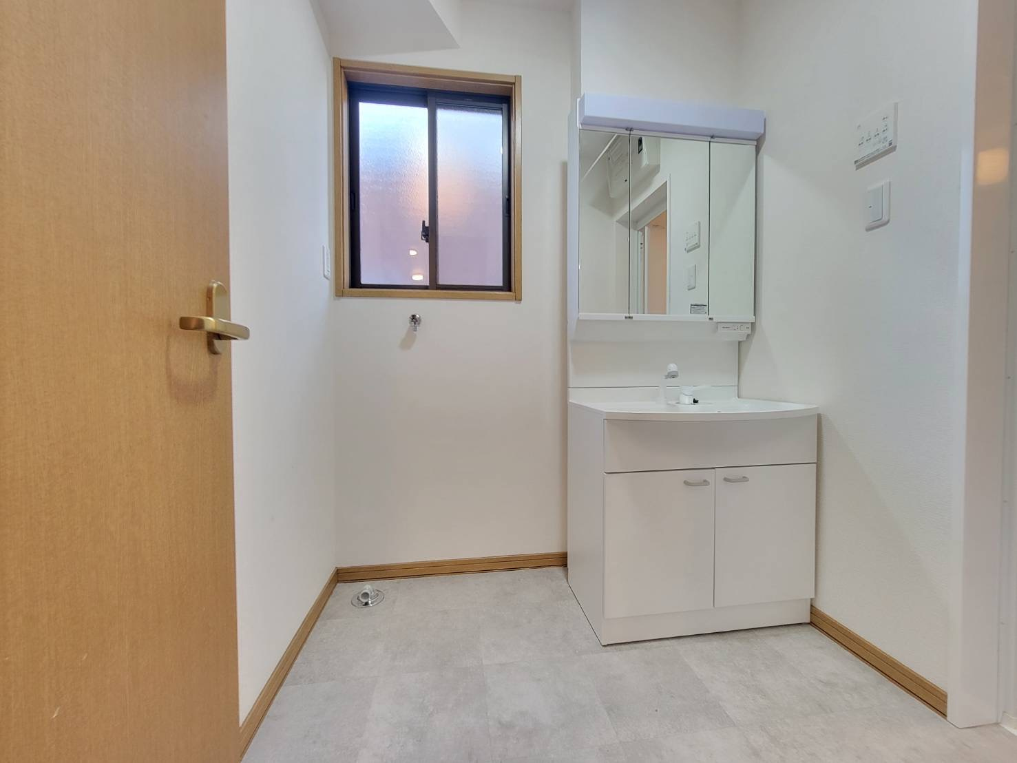 下野市石橋B 中古戸建の洗面所|【リフォーム済・洗面所】
洗面台は新品交換、クッションフロア張替え、クロス張替え、照明交換を行いました。
鏡裏収納で洗面周りはいつもスッキリ！
※2026年1月撮影