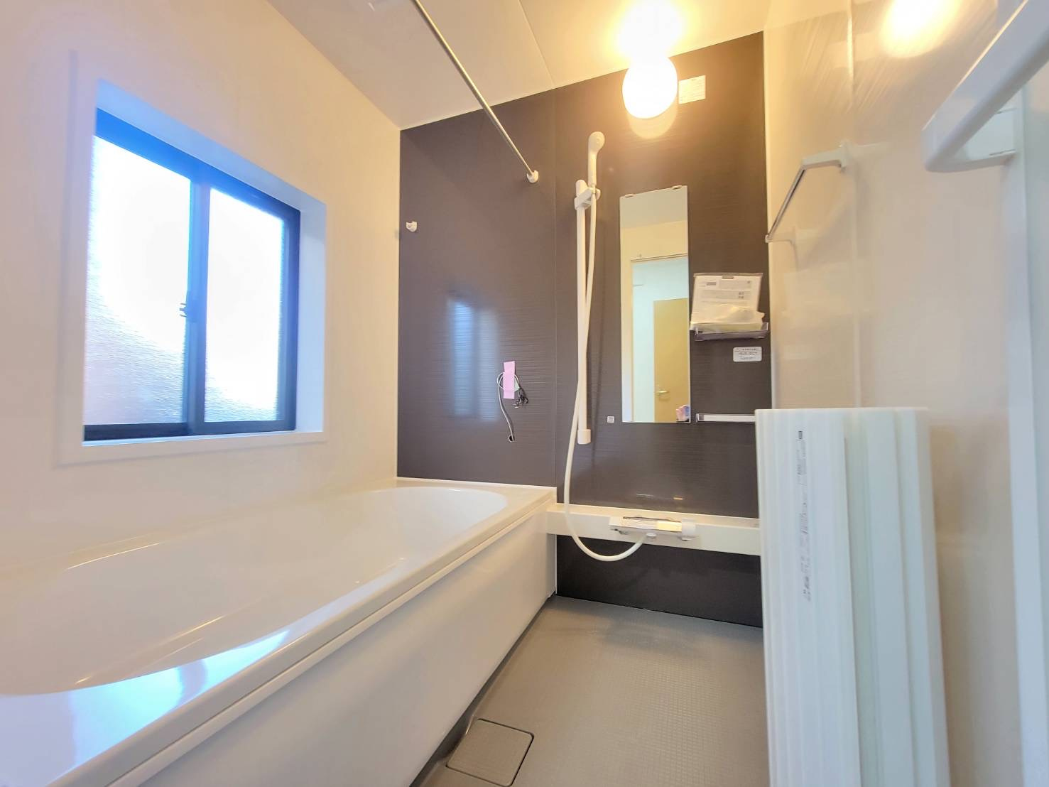 下野市石橋B 中古戸建の浴室|【リフォーム済・浴室】
ゆったり寛げる１坪の新品ユニットバスに交換。自動湯張り・追い焚き機能付き、いつでも温かいお風呂に入れます。床は水はけが良く毎日のお掃除もスムーズです。
※2026年1月撮影