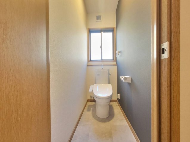 下野市石橋B 中古戸建のトイレ|【リフォーム済・トイレ】
床クッションフロア張替え・クロス張替え・照明交換・トイレ交換を行います。
TOTO社製のトイレに交換しました。
※2026年1月撮影