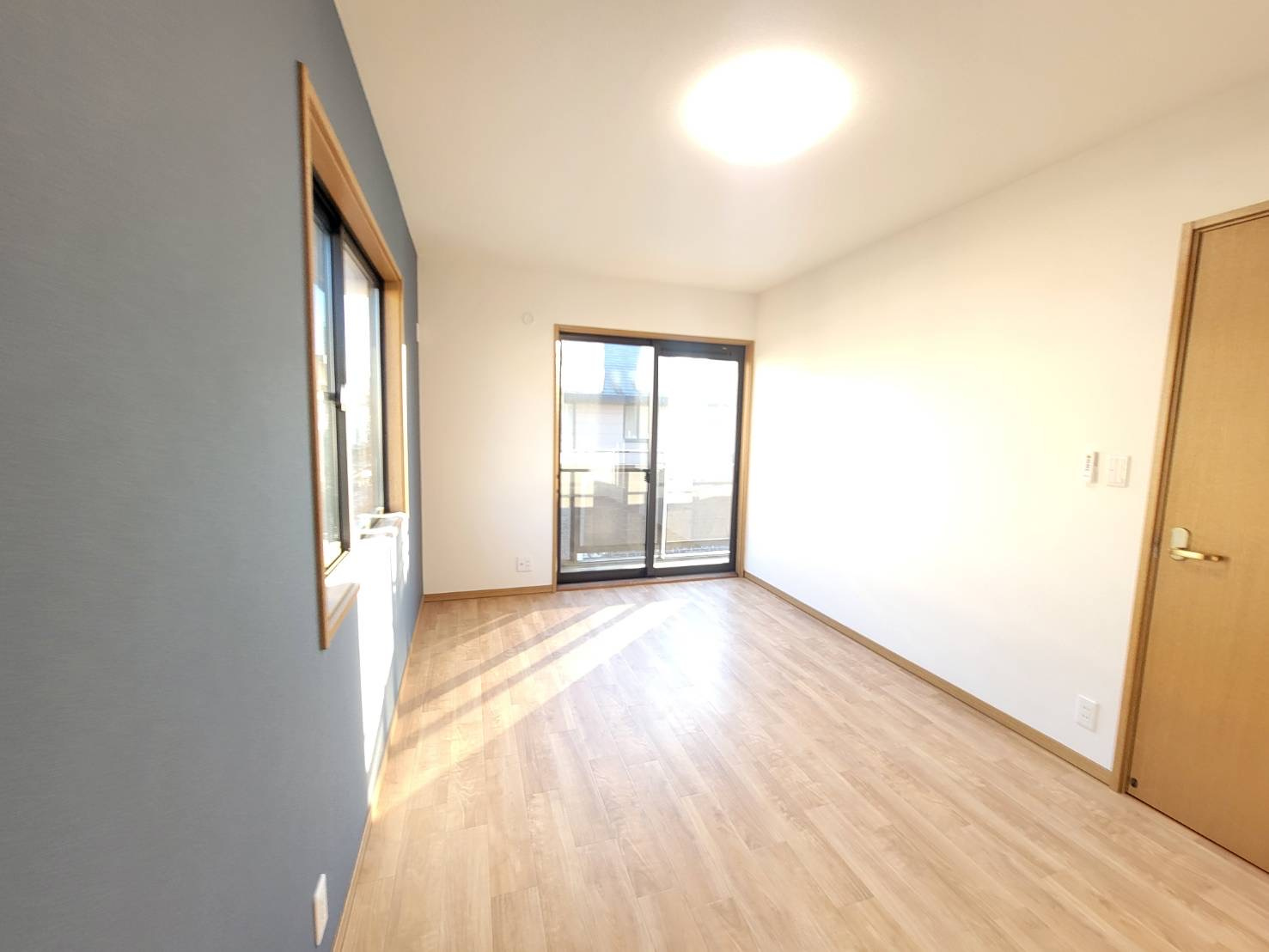 下野市石橋B 中古戸建の洋室|【リフォーム済・2階洋室東側】
床クッションフロア上張り・クロス張替え・照明交換を行いました。
窓から光が差し込む明るい空間で、毎日を気持ちよく過ごせます！
※2026年1月撮影