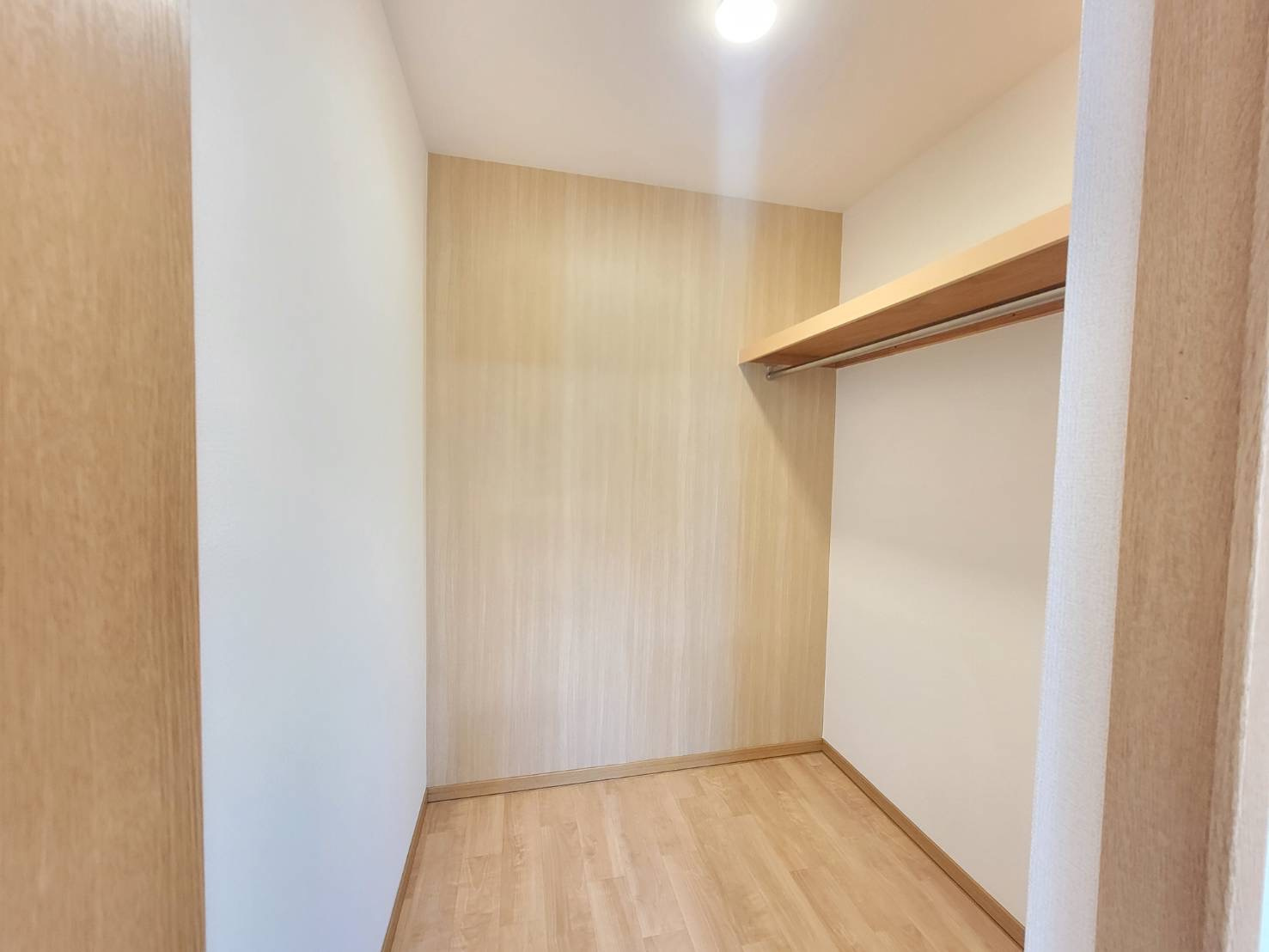 下野市石橋B 中古戸建の収納|【リフォーム済・2階洋室東側ウォークインクローゼット】
床クッションフロア上張り・クリーニング・クロス張替え・照明交換を行いました。
収納力と使いやすさを兼ね備えています♪
※2026年1月撮影