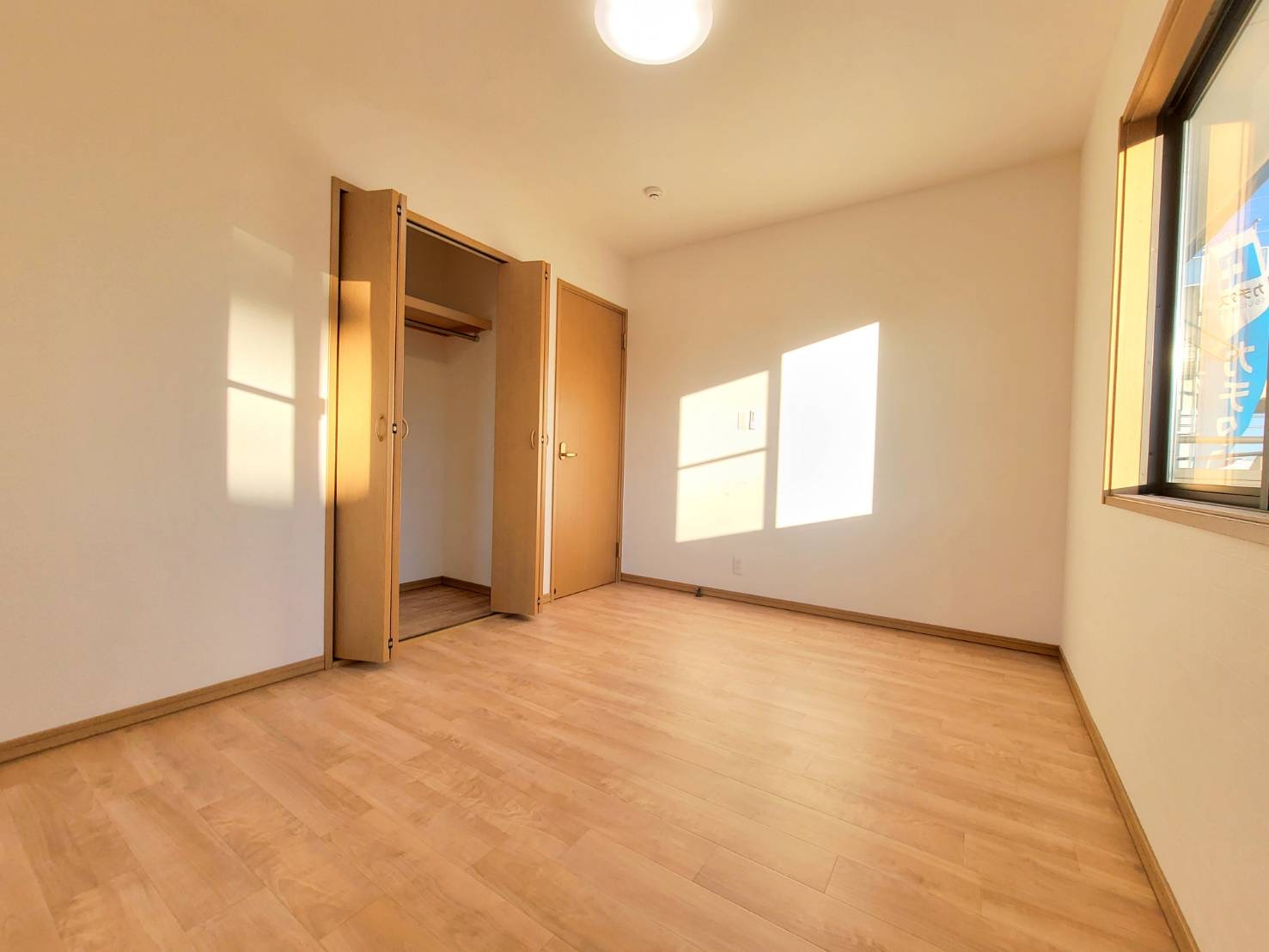 下野市石橋B 中古戸建の洋室|【リフォーム済・2階洋室南西側】
床クッションフロア上張り・クロス張替え・照明交換を行いました。
静かな2階にある洋室は、プライベート感たっぷり♪自分だけの時間を大切にできます。
※2026年1月撮影