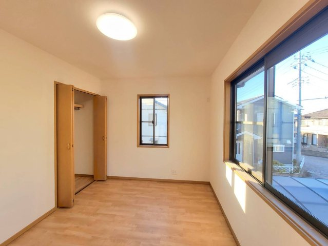 下野市石橋B 中古戸建の洋室|【リフォーム済・2階洋室北西側】
ベッドと机を無理なく置ける広さです。自分だけの時間を大切にできて勉強にも集中できます。
※2026年1月撮影