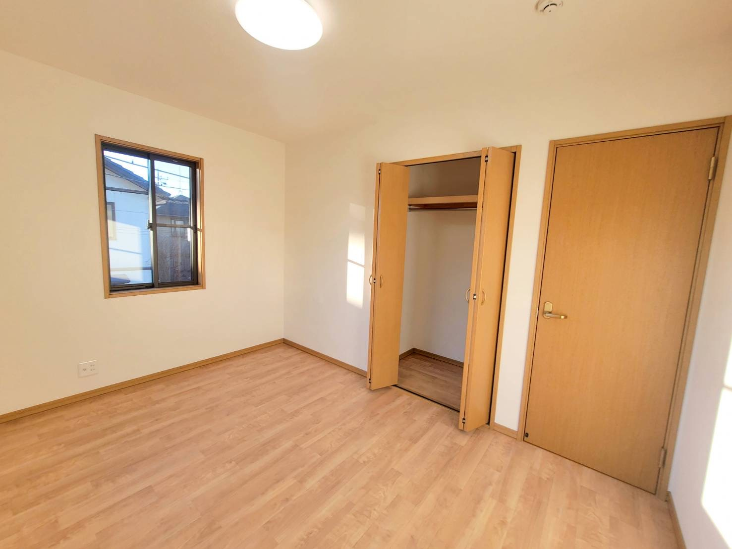 下野市石橋B 中古戸建の洋室|【リフォーム済・2階洋室北西側】
床クッションフロア上張り・クロス張替え・照明交換を行いました。
使いやすいクローゼット付きですので、毎日の身支度も快適です。
※2026年1月撮影