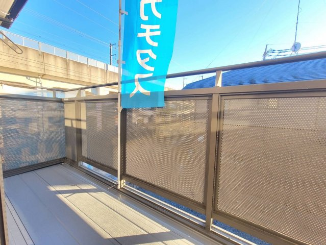 下野市石橋B 中古戸建のバルコニー|【リフォーム済・ベランダ】
床塗装を行いました。2階ホールと7.5帖洋室どちらからも出入りできるバルコニー♪
南に面しているので洗濯物もスッキリと乾きます♪
※2026年1月撮影