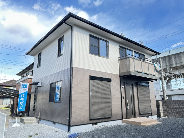 下野市石橋B 中古戸建の外観|〇今からご覧いただけます〇
縦並列4台可能♪カースペースはお庭としてもお使いいただけるので、
夏にはBBQやお子様のプール遊びと大活躍です！
※2026年1月撮影