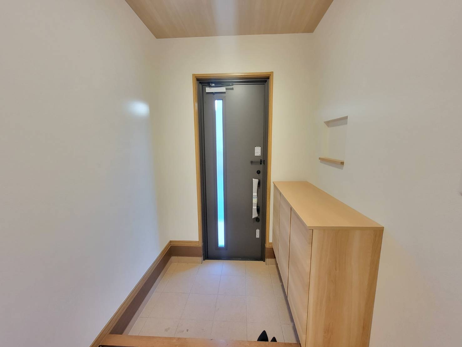 下野市石橋B 中古戸建の玄関|【リフォーム済・玄関ホール】
シューズボックス交換・クロス張替え・照明交換を行いました。
玄関がいつもすっきりときれいに片づくシューズボックスです。
※2026年1月撮影