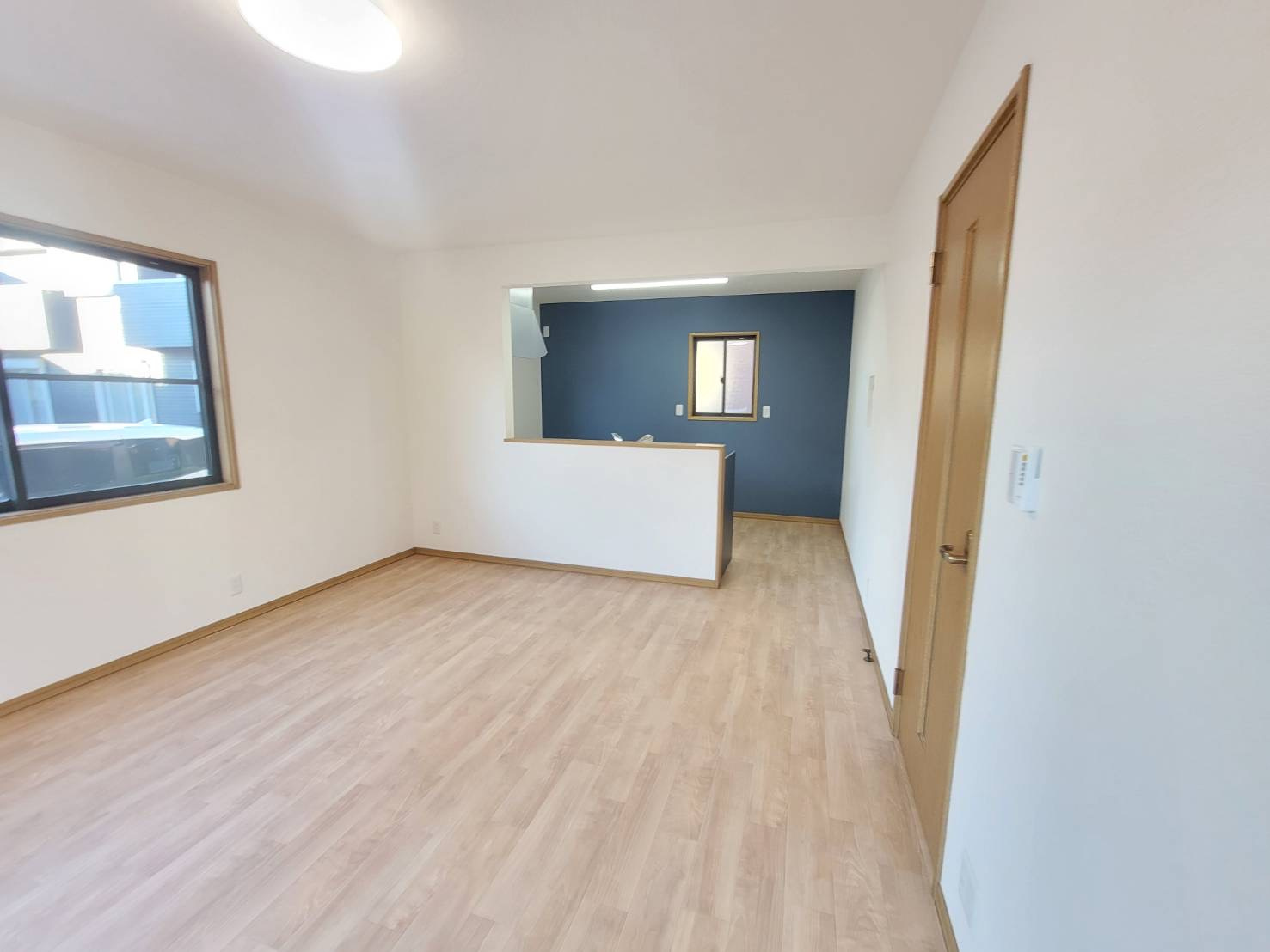 下野市石橋B 中古戸建の居間・リビング|【リフォーム済・リビング14帖】
床クッションフロア重ね張り・クロス張替え・照明交換を行いました。
明るくスッキリした空間に生まれ変わりました。
※2026年1月撮影