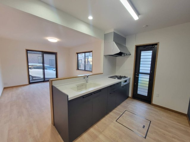 下野市石橋B 中古戸建のキッチン|【リフォーム済・キッチン】
既存のキッチンは撤去し、永大産業製のシステムキッチンを新設しました。傷のつきにくい人工大理石の天板と大きなシンクでお手入れもラクラク♪勝手口付♪
※2026年1月撮影