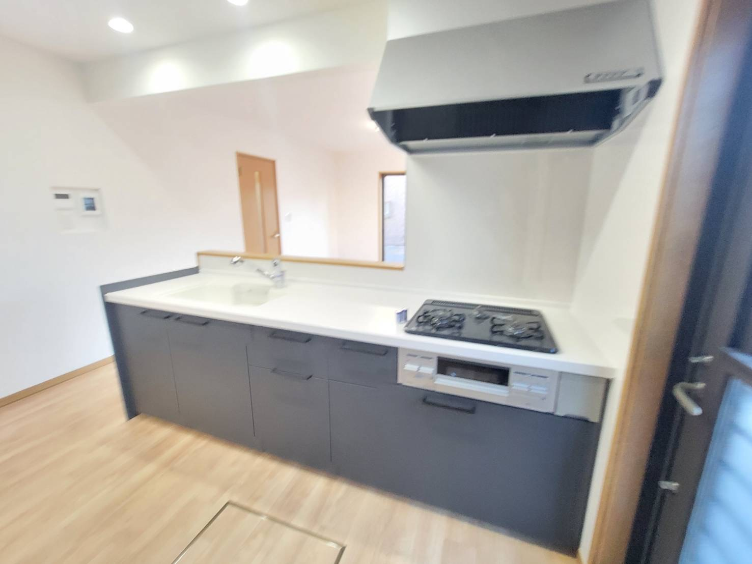 下野市石橋B 中古戸建のキッチン|【リフォーム済・キッチン】
システムキッチンで家事がしやすく、料理の効率がアップ♪LDK14帖とつながる配置で、家族の様子を見守りながら調理でき、安心感のある暮らしを実現します。
※2026年1月撮影