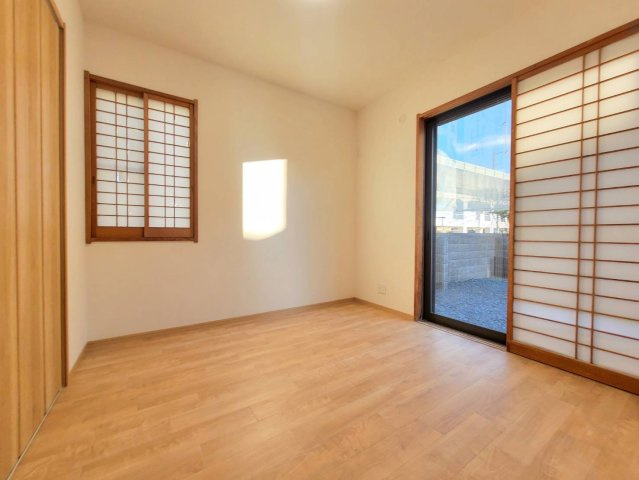 下野市石橋B 中古戸建の洋室|【リフォーム済・1階4.5帖洋室】
床クッションフロア仕上げ・クロス張替え・照明交換・クローゼット新設を行いました。
和の趣を残した洋室です。
※2026年1月撮影