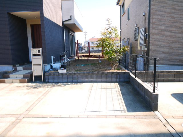 八街市八街ほ　中古戸建の駐車場|令和2年9月築 3LDK 2台可  オール電化 上下水 JR総武本線八街駅徒歩約11分 閑静な分譲地