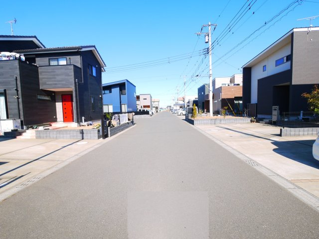 八街市八街ほ　中古戸建の前面道路含む現地写真|令和2年9月築 3LDK 2台可  オール電化 上下水 JR総武本線八街駅徒歩約11分 閑静な分譲地