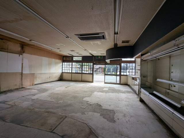 国府寺町 店舗事務所の駐車場