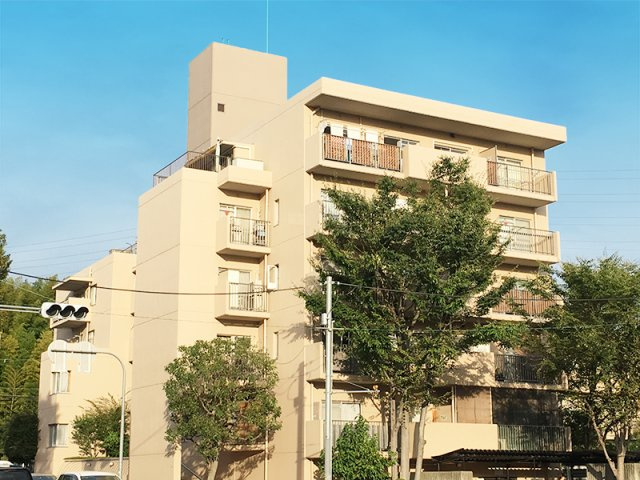 藤白台ロイヤルマンションの外観