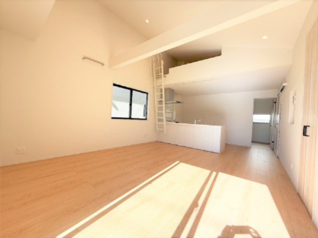 【居間・リビング】 | 【仲介手数料３3０万円が無料！！】■豪快な吹抜けリビング前には広々バルコニー | 【諸費用３３０万円ＯＦＦキャンペーン中！】
日本一の家計応援キャンペーン中！
■豪快な吹抜け天井リビング
■南道路面、陽当り良好
■広々バルコニー
■高断熱住宅
■省エネ性能ラベル
■内覧可能