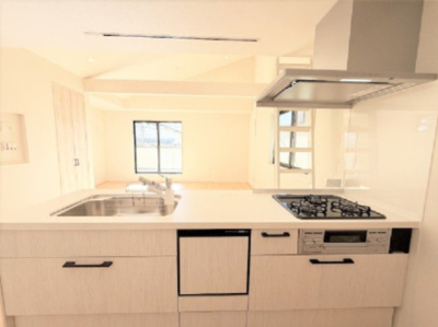 【キッチン】 | 【仲介手数料３3０万円が無料！！】■豪快な吹抜けリビング前には広々バルコニー | 【諸費用３３０万円ＯＦＦキャンペーン中！】
日本一の家計応援キャンペーン中！
■豪快な吹抜け天井リビング
■南道路面、陽当り良好
■広々バルコニー
■高断熱住宅
■省エネ性能ラベル
■内覧可能