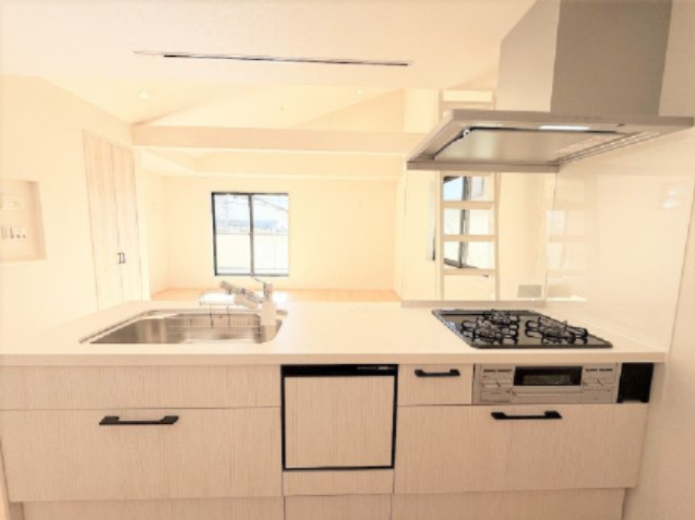 【キッチン】 | 【仲介手数料３3０万円が無料！！】■豪快な吹抜けリビング前には広々バルコニー | 【諸費用３３０万円ＯＦＦキャンペーン中！】
日本一の家計応援キャンペーン中！
■豪快な吹抜け天井リビング
■南道路面、陽当り良好
■広々バルコニー
■高断熱住宅
■省エネ性能ラベル
■内覧可能