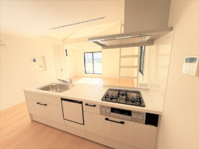 【キッチン】 | 【仲介手数料３3０万円が無料！！】■豪快な吹抜けリビング前には広々バルコニー | 【諸費用３３０万円ＯＦＦキャンペーン中！】
日本一の家計応援キャンペーン中！
■豪快な吹抜け天井リビング
■南道路面、陽当り良好
■広々バルコニー
■高断熱住宅
■省エネ性能ラベル
■内覧可能