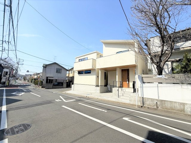 【外観】 | 【仲介手数料３3０万円が無料！！】■豪快な吹抜けリビング前には広々バルコニー | 【諸費用３３０万円ＯＦＦキャンペーン中！】
日本一の家計応援キャンペーン中！
■豪快な吹抜け天井リビング
■南道路面、陽当り良好
■広々バルコニー
■高断熱住宅
■省エネ性能ラベル
■内覧可能