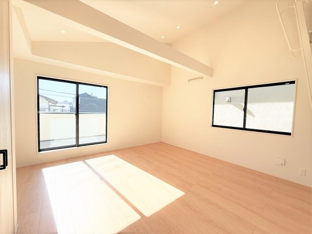 【外観】 | 【仲介手数料３3０万円が無料！！】■豪快な吹抜けリビング前には広々バルコニー | 【諸費用３３０万円ＯＦＦキャンペーン中！】
日本一の家計応援キャンペーン中！
■豪快な吹抜け天井リビング
■南道路面、陽当り良好
■広々バルコニー
■高断熱住宅
■省エネ性能ラベル
■内覧可能