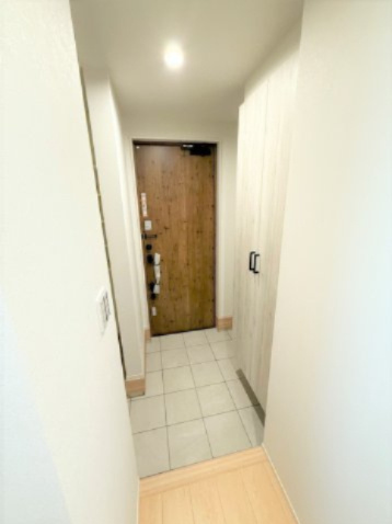 【玄関】 | 【仲介手数料３3０万円が無料！！】■豪快な吹抜けリビング前には広々バルコニー | 【諸費用３３０万円ＯＦＦキャンペーン中！】
日本一の家計応援キャンペーン中！
■豪快な吹抜け天井リビング
■南道路面、陽当り良好
■広々バルコニー
■高断熱住宅
■省エネ性能ラベル
■内覧可能