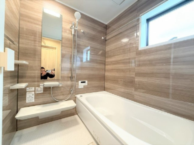 【浴室】 | 【仲介手数料３3０万円が無料！！】■豪快な吹抜けリビング前には広々バルコニー | 【諸費用３３０万円ＯＦＦキャンペーン中！】
日本一の家計応援キャンペーン中！
■豪快な吹抜け天井リビング
■南道路面、陽当り良好
■広々バルコニー
■高断熱住宅
■省エネ性能ラベル
■内覧可能