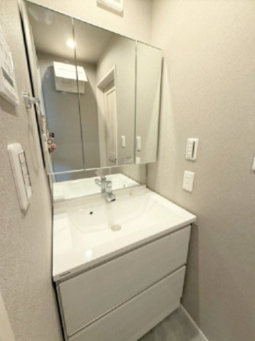 【独立洗面台】 | 【仲介手数料３3０万円が無料！！】■豪快な吹抜けリビング前には広々バルコニー | 【諸費用３３０万円ＯＦＦキャンペーン中！】
日本一の家計応援キャンペーン中！
■豪快な吹抜け天井リビング
■南道路面、陽当り良好
■広々バルコニー
■高断熱住宅
■省エネ性能ラベル
■内覧可能