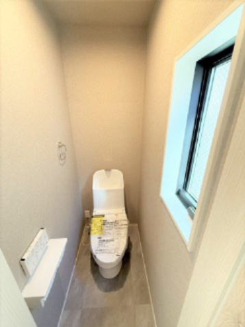 【トイレ】 | 【仲介手数料３3０万円が無料！！】■豪快な吹抜けリビング前には広々バルコニー | 【諸費用３３０万円ＯＦＦキャンペーン中！】
日本一の家計応援キャンペーン中！
■豪快な吹抜け天井リビング
■南道路面、陽当り良好
■広々バルコニー
■高断熱住宅
■省エネ性能ラベル
■内覧可能