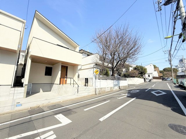 【仲介手数料３3０万円が無料！！】■豪快な吹抜けリビング前には広々バルコニーの画像