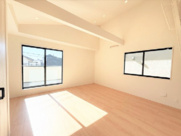 【仲介手数料３3０万円が無料！！】■豪快な吹抜けリビング前には広々バルコニーの画像