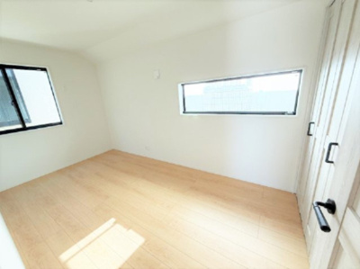 【洋室】 | 【仲介手数料３3０万円が無料！！】■豪快な吹抜けリビング前には広々バルコニー | 【諸費用３３０万円ＯＦＦキャンペーン中！】
日本一の家計応援キャンペーン中！
■豪快な吹抜け天井リビング
■南道路面、陽当り良好
■広々バルコニー
■高断熱住宅
■省エネ性能ラベル
■内覧可能