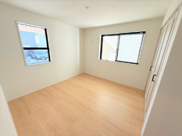 【洋室】 | 【仲介手数料３3０万円が無料！！】■豪快な吹抜けリビング前には広々バルコニー | 【諸費用３３０万円ＯＦＦキャンペーン中！】
日本一の家計応援キャンペーン中！
■豪快な吹抜け天井リビング
■南道路面、陽当り良好
■広々バルコニー
■高断熱住宅
■省エネ性能ラベル
■内覧可能